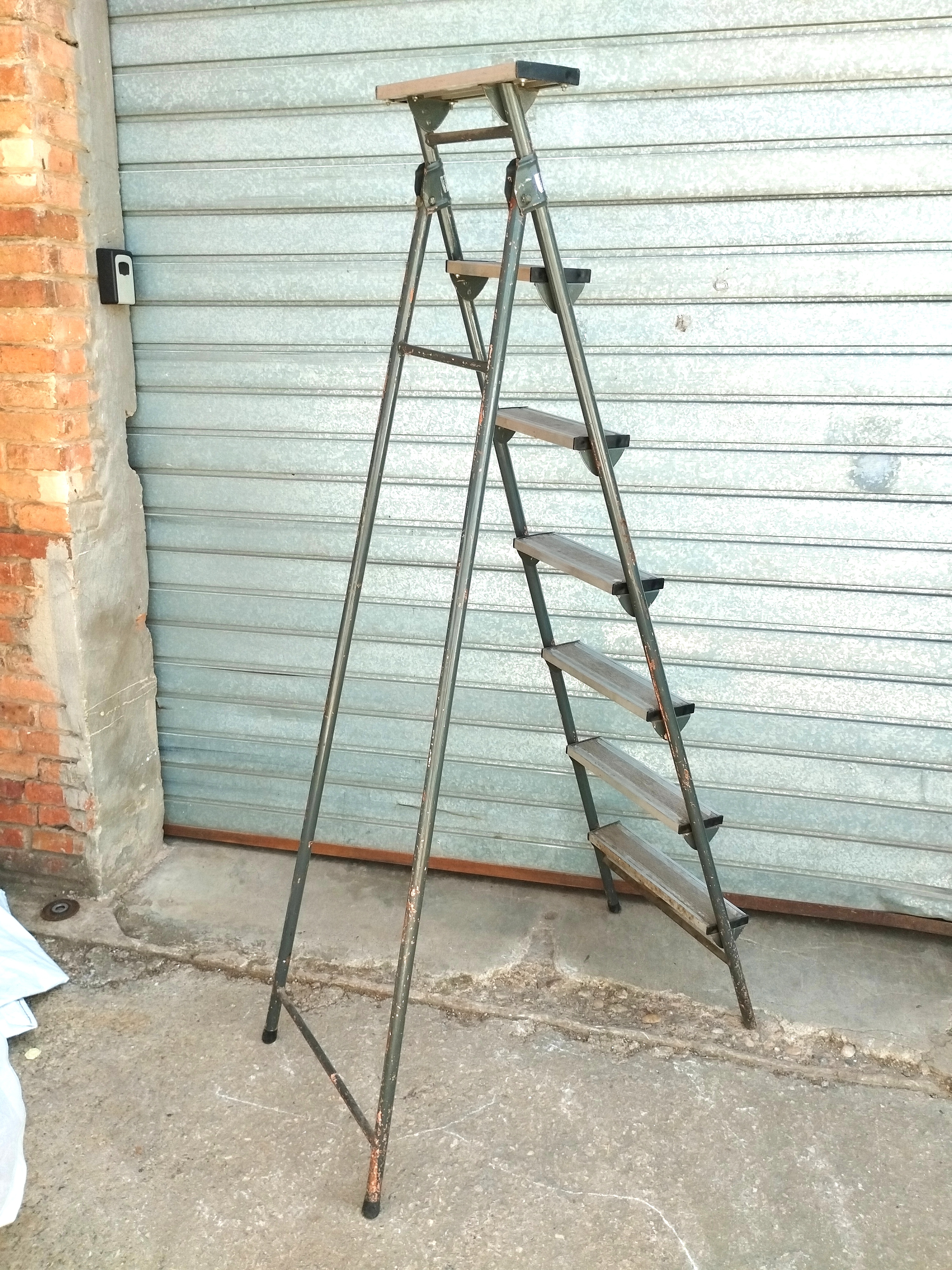 escalera 7peld plegable metal 177x38_5-49x93 1u